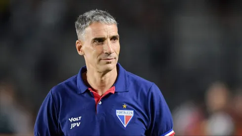Juan Pablo Vojvoda tecnico do Fortaleza durante partida contra o Vasco no estadio Sao Januario pelo campeonato Brasileiro A 2025. Foto: Thiago Ribeiro/AGIF