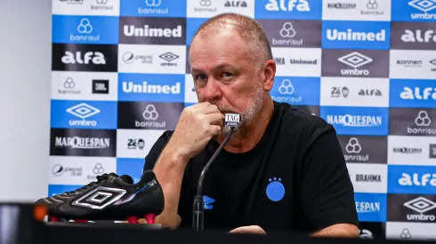 Mano Menezes ainda não sabe se poderá contar com Monsalve. Foto: Maxi Franzoi/AGIF