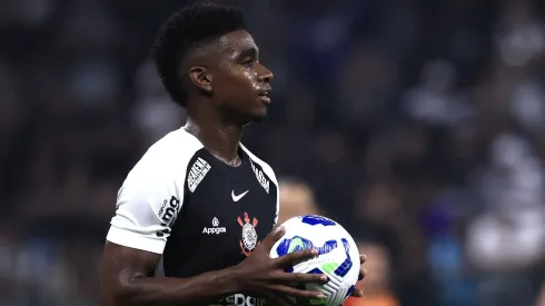 Félix Torres durante confronto contra o Novorizontino na Copa do Brasil 2025.