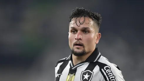 RJ – RIO DE JANEIRO – 16/07/2025 – BRASILEIRO A 2025, BOTAFOGO X VITORIA – Artur jogador do Botafogo durante partida contra o Vitoria no estadio Engenhao pelo campeonato Brasileiro A 2025. Foto: Thiago Ribeiro/AGIF