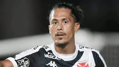 Maurício Lemos durante confronto contra o Santos no Brasileirão 2025.