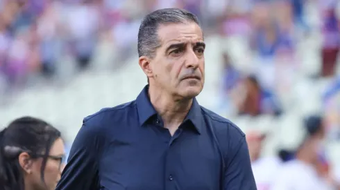 Renato Paiva durante confronto contra o Bahia no Brasileirão 2025.