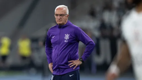 RJ – RIO DE JANEIRO – 26/07/2025 – BRASILEIRO A 2025, BOTAFOGO X CORINTHIANS – Dorival Junior tecnico do Corinthians durante partida contra o Botafogo no estadio Engenhao pelo campeonato Brasileiro A 2025. Foto: Jorge Rodrigues/AGIF