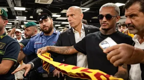 Wesley chegando no aeroporto Foto: Ansa