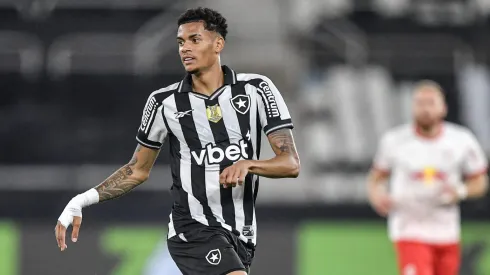 Newton, meia do Botafogo. Foto: Thiago Ribeiro/AGIF