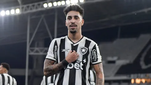 Kaue jogador do Botafogo comemora seu gol durante partida contra o Bangu no estadio Engenhao pelo campeonato Carioca 2025. Foto: Thiago Ribeiro/AGIF