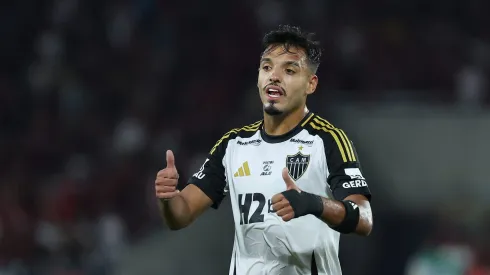 RIO DE JANEIRO, BRAZIL – JULY 27: Gabriel Menino of Atletico Mineiro give a thumbs up during the match between Flamengo and Atletico Mineiro as part of Brasileirao 2025 at Maracana Stadium on July 27, 2025 in Rio de Janeiro, Brazil. (Photo by Wagner Meier/Getty Images)