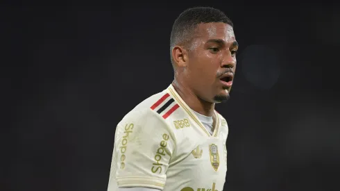 Samuel Lino jogador do Flamengo durante partida contra o Atlético-MG no estádio Maracanã pelo campeonato Copa Do Brasil 2025. Foto: Thiago Ribeiro/AGIF