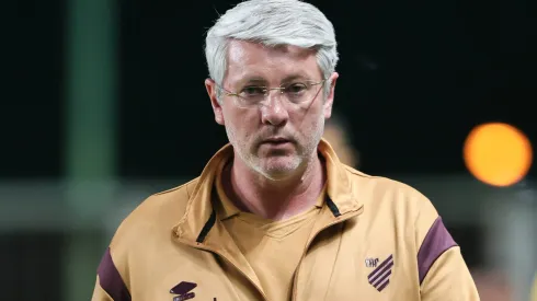 Odair Hellmann durante confronto contra o América-MG na Série B de 2025.