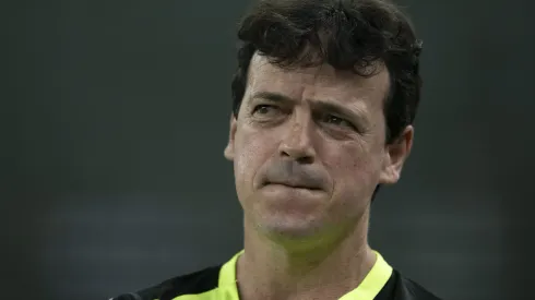 Fernando Diniz durante confronto contra o Fluminense no Campeonato Brasileiro de 2025.