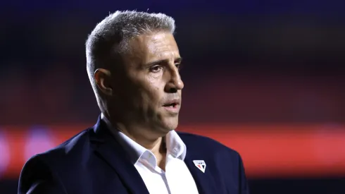 Hernán Crespo durante confronto contra o Athletico-PR na Copa do Brasil 2025.