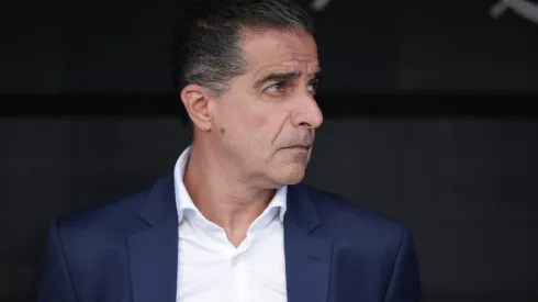 Renato Paiva durante confronto contra o Corinthians no Brasileirão 2025.
