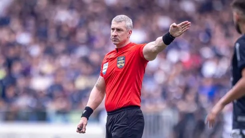 O arbitro Anderson Daronco durante partida entre Remo e Sao Bernardo no estadio Mangueirao pelo campeonato Brasileiro C 2024. Foto: Fernando Torres/AGIF