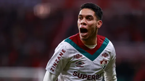 Paulo Baya jogador do Fluminense comemora seu gol durante partida contra o Internacional no estadio Beira-Rio pelo campeonato Brasileiro A 2025. Foto: Maxi Franzoi/AGIF