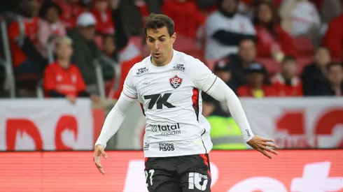 Raul Caceres jogador do Vitoria durante partida contra o Internacional no estadio Beira-Rio pelo campeonato Brasileiro A 2025. Foto: Maxi Franzoi/AGIF