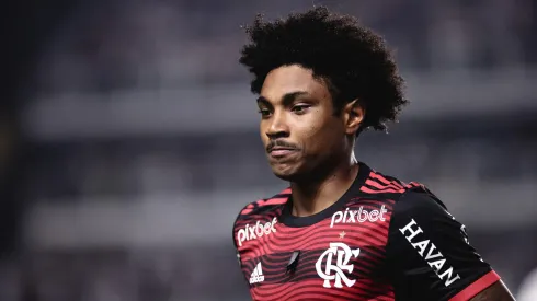 SP – Sao Paulo – 02/07/2022 – BRASILEIRO A 2022, SANTOS X FLAMENGO – Vitinho jogador do Flamengo durante partida contra o Santos no estadio Vila Belmiro pelo campeonato Brasileiro A 2022. Foto: Ettore Chiereguini/AGIF