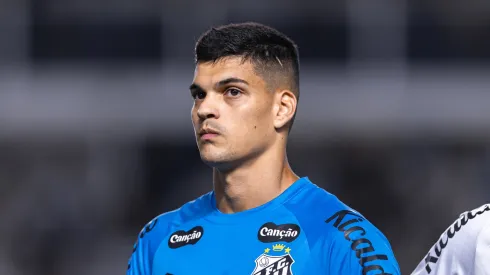 Gabriel Brazão jogador do Santos durante partida contra o Atlético-MG no estádio Vila Belmiro pelo campeonato Brasileiro A 2025. Foto: Abner Dourado/AGIF
