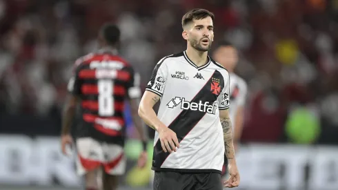 RJ – RIO DE JANEIRO – 01/03/2025 – CARIOCA 2025, VASCO X FLAMENGO – Garre jogador do Vasco durante partida contra o Flamengo no estadio Engenhao pelo campeonato Carioca 2025. Foto: Thiago Ribeiro/AGIF