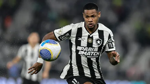 RJ – RIO DE JANEIRO – 17/07/2024 – BRASILEIRO A 2024, BOTAFOGO X PALMEIRAS – Junior Santos jogador do Botafogo durante partida contra o Palmeiras no estadio Engenhao pelo campeonato Brasileiro A 2024. Foto: Thiago Ribeiro/AGIF