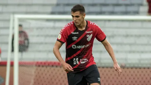 PR – Curitiba – 16/11/2021 – BRASILEIRO A 2021, ATHLETICO-PR X ATLETICO-MG – Lucas Fasson jogador do Athletico-PR durante partida contra o Atletico-MG no estadio Arena da Baixada pelo campeonato Brasileiro A 2021. Foto: Robson Mafra/AGIF