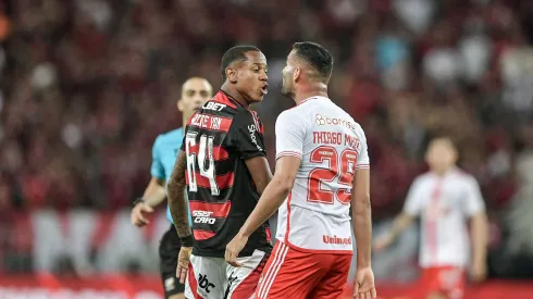 SP – RIO DE JANEIRO – 29/03/2025 – BRASILEIRO A 2025, FLAMENGO X INTERNACIONAL – Wallace Yan jogador do Flamengo disputa lance com Thiago Maia jogador do Internacional durante partida no estadio Maracana pelo campeonato Brasileiro A 2025. Foto: Thiago Ribeiro/AGIF