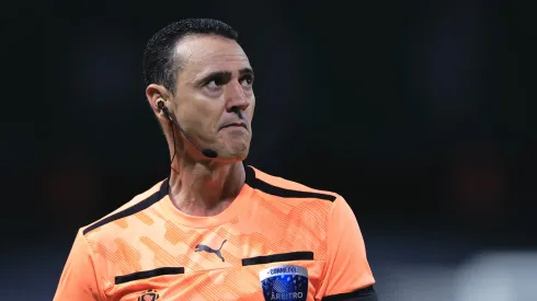 O árbitro Wilmar Roldan durante partida entre Palmeiras e Sporting Cristal no estádio Arena Allianz Parque pelo campeonato Copa Libertadores 2025. Foto: Ettore Chiereguini/AGIF
