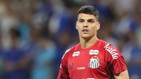 Gabriel Brazão goleiro do Santos durante partida contra o Cruzeiro no estádio Mineirão pelo campeonato Brasileiro A 2025. Foto: Gilson Lobo/AGIF