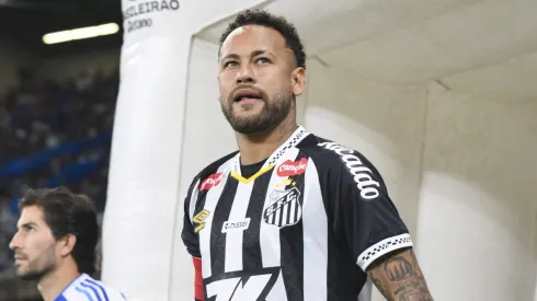 Neymar durante confronto contra o Cruzeiro no Campeonato Brasileiro de 2025.