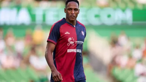 Yerry Mina, atuando no Cagliari-ITA