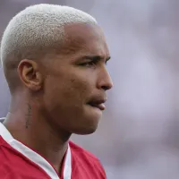 Deyverson é alvo de novos protestos da torcida do Fortaleza em embarque ao Rio de Janeiro