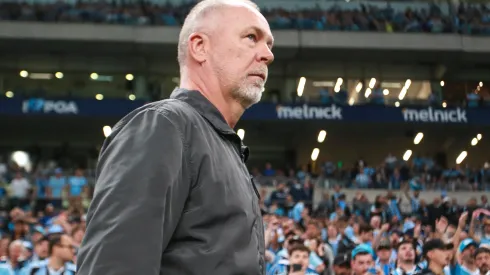 PORTO ALEGRE, BRAZIL – MAY 21: Mano Menezes coach of Internacional looks on during a Brasileirao match between Gremio and Internacional at Arena do Gremio on May 21, 2023 in Porto Alegre, Brazil. (Photo by Fernando Alves/Getty Images)