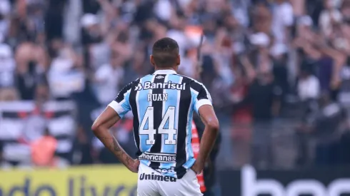 SP – Sao Paulo – 05/12/2021 – BRASILEIRO A 2021, CORINTHIANS X GREMIO – Ruan jogador do Gremio lamenta derrota ao final da partida contra o Corinthians no estadio Arena Corinthians pelo campeonato Brasileiro A 2021. Foto: Ettore Chiereguini/AGIF