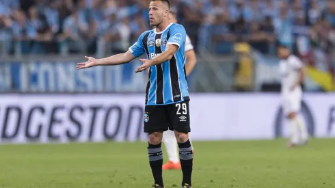 RS – Porto Alegre – 22/11/2017 – Libertadores 2017, Gremio x Lanus – Arthur do Gremio durante partida no Estadio Arena do Gremio pela Libertadores 2017. Foto: Jeferson Guareze/AGIF