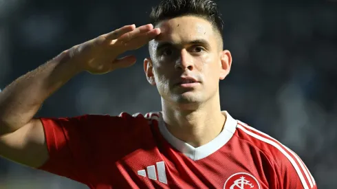 SP – SANTOS – 23/07/2025 – BRASILEIRO A 2025, SANTOS X INTERNACIONAL – Borre jogador do Internacional comemora seu gol durante partida contra o Santos no estadio Vila Belmiro pelo campeonato Brasileiro A 2025. Foto: Jota Erre/AGIF