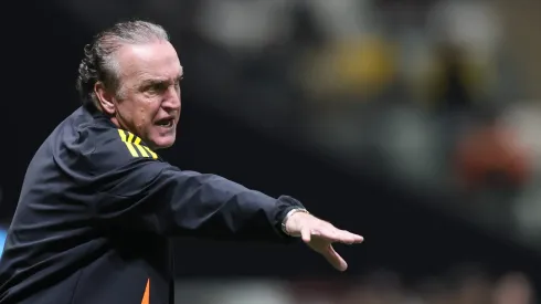 MG – BELO HORIZONTE – 14/08/2025 – COPA SUL-AMERICANA 2025, ATLETICO-MG X GODOY CRUZ – Cuca tecnico do Atletico-MG durante partida contra o Godoy Cruz no estadio Arena MRV pelo campeonato Copa Sul-americana 2025. Foto: Gilson Lobo/AGIF