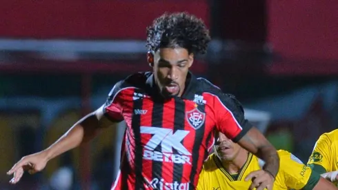 Fabri, jogador do Vitoria durante partida contra o Defensa y Justicia no estadio Barradao pelo campeonato Copa Sul-americana 2025. Foto: Walmir Cirne/AGIF
