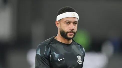 Memphis Depay jogador do Corinthians durante aquecimento antes da partida contra o Botafogo no estadio Engenhão pelo campeonato Brasileiro A 2025. Foto: Thiago Ribeiro/AGIF