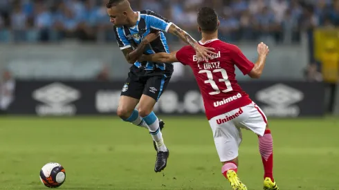 RS – Porto Alegre – 04/03/2017 – Gaucho 2017, Gremio x Internacional – Jogador Luan do Gremio disputa lance com jogador Leo Ortiz do Internacional pelo Gaucho 2017. Foto: Jeferson Guareze/AGIF