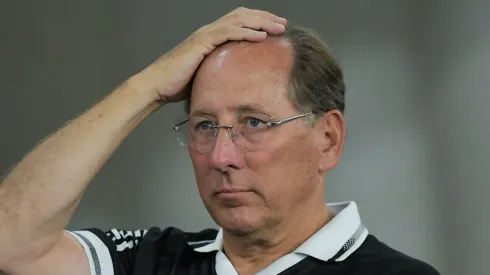 John Textor é criticado pela torcida do Botafogo