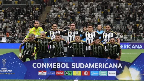 MG – BELO HORIZONTE – 14/08/2025 – COPA SUL-AMERICANA 2025, ATLETICO-MG X GODOY CRUZ – Jogadores do Atletico-MG perfilados durante entrada em campo para partida contra o Godoy Cruz no estadio Arena MRV pelo campeonato Copa Sul-americana 2025. Foto: Gilson Lobo/AGIF