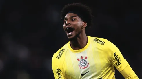 Hugo Souza em campo pelo Corinthians. Foto: Ettore Chiereguini/AGIF