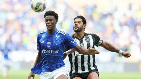 MG – BELO HORIZONTE – 09/02/2025 – MINEIRO 2025, CRUZEIRO X ATLETICO-MG – Jonathan jogador do Cruzeiro disputa lance com Hulk jogador do Atletico-MG durante partida no estadio Mineirao pelo campeonato Mineiro 2025. Foto: Gilson Lobo/AGIF