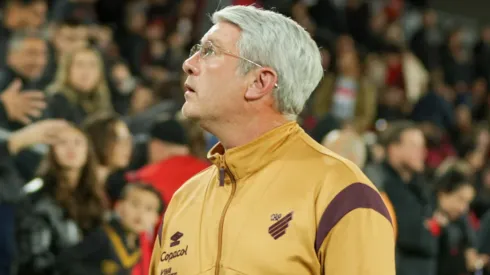 Odair Hellmann durante confronto contra o Cuiabá na Série B 2025.