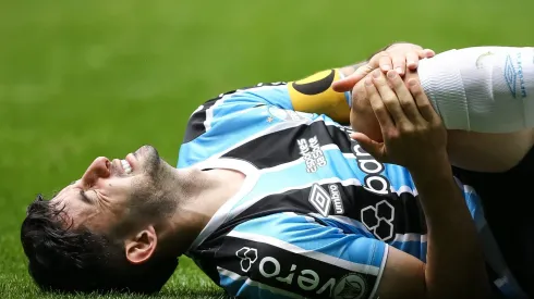 PORTO ALEGRE, BRAZIL – SEPTEMBER 1: Mathias Villasanti of Gremio after being fouled during the match between Gremio and Atletico Mineiro as part of Brasileirao 2024 at Arena do Gremio on September 1, 2024 in Porto Alegre, Brazil. (Photo by Pedro H. Tesch/Getty Images)