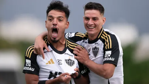 RJ – RIO DE JANEIRO – 10/08/2025 – BRASILEIRO A 2025, VASCO X ATLETICO-MG – Gabriel Menino jogador do Atletico-MG comemora seu gol com Natanael jogador da sua equipe durante partida contra o Vasco no estadio Sao Januario pelo campeonato Brasileiro A 2025. Foto: Jorge Rodrigues/AGIF