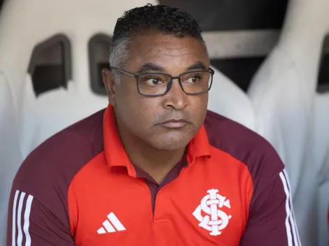 Jogadores do Internacional são cobrados por torcedores no CT