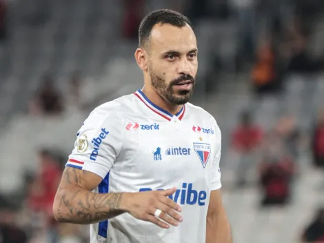 Lesão inusitada: Moisés pode completar um turno fora após empurrão de Deyverson