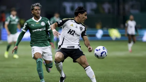 SAO PAULO, BRAZIL – JULY 20: Facundo Torres of Palmeiras competes for the ball with Junior Alonso of Atletico Mineiro during the Brasileirao 2025 match between Palmeiras and Atletico Mineiro at Allianz Parque on July 20, 2025 in Sao Paulo, Brazil. (Photo by Ricardo Moreira/Getty Images)