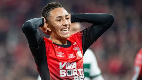 Kauã Moraes durante confronto contra o Coritiba no Campeonato Paranaense de 2025.