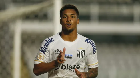 SANTOS, BRAZIL – JULY 23: Marcos Leonardo of Santos celebrates after scoring the team's second goal during the match between Santos and Botafogo as part of Brasileirao Series A 2023 at Urbano Caldeira Stadium (Vila Belmiro) on July 23, 2023 in Santos, Brazil. (Photo by Ricardo Moreira/Getty Images)